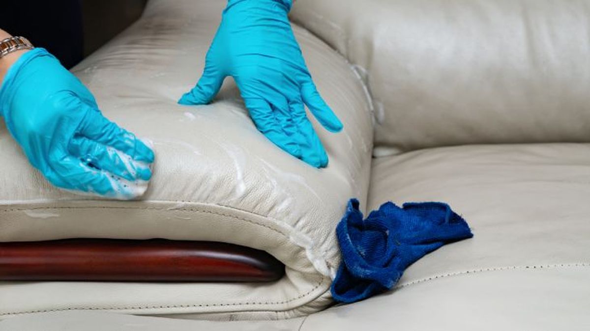 limpiar manchas sofa de piel