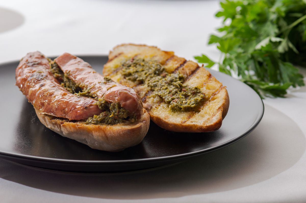 El choripán, un sándiwch de chorizo criollo argentino