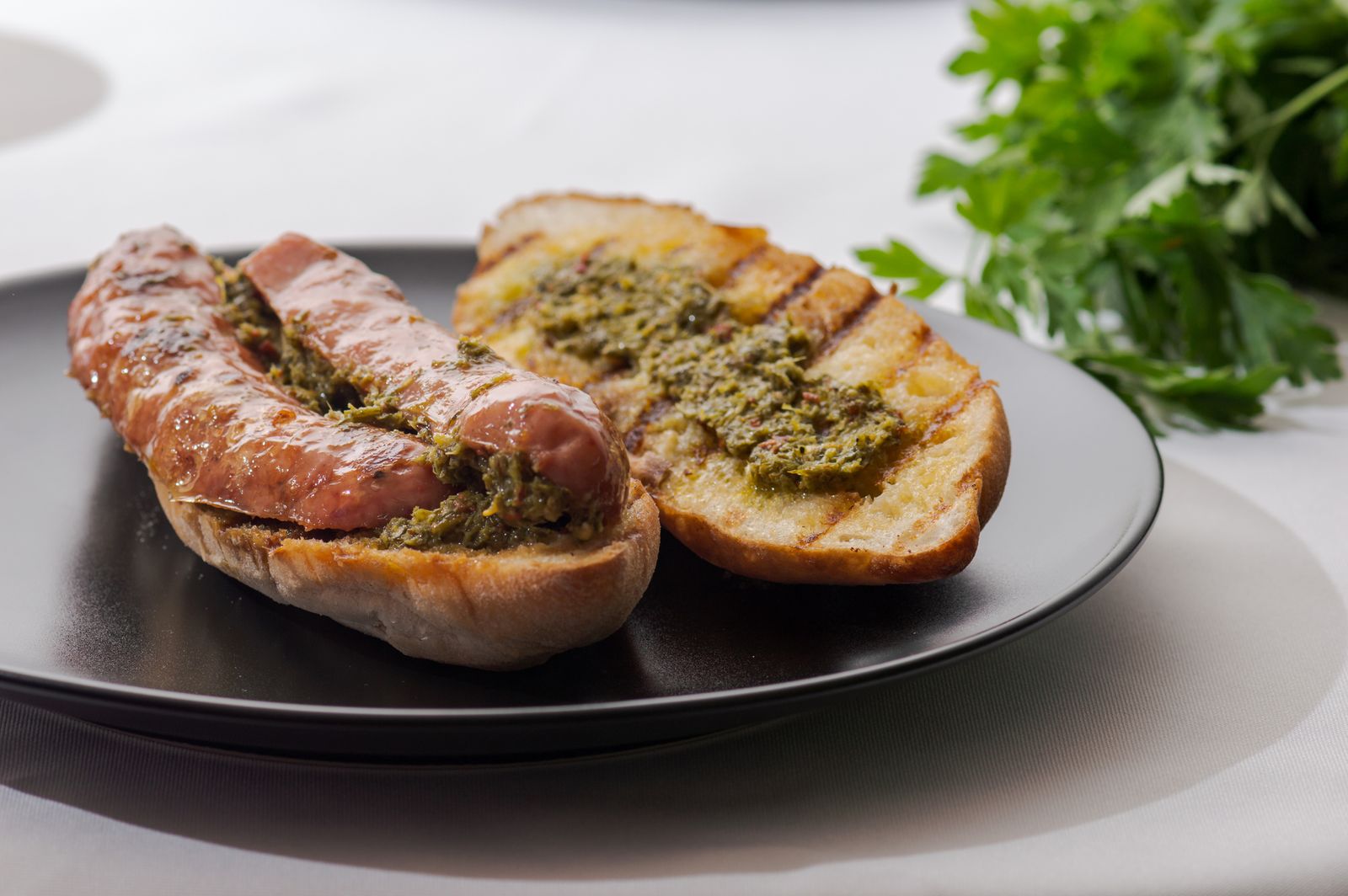 El choripán, un sándiwch de chorizo criollo argentino