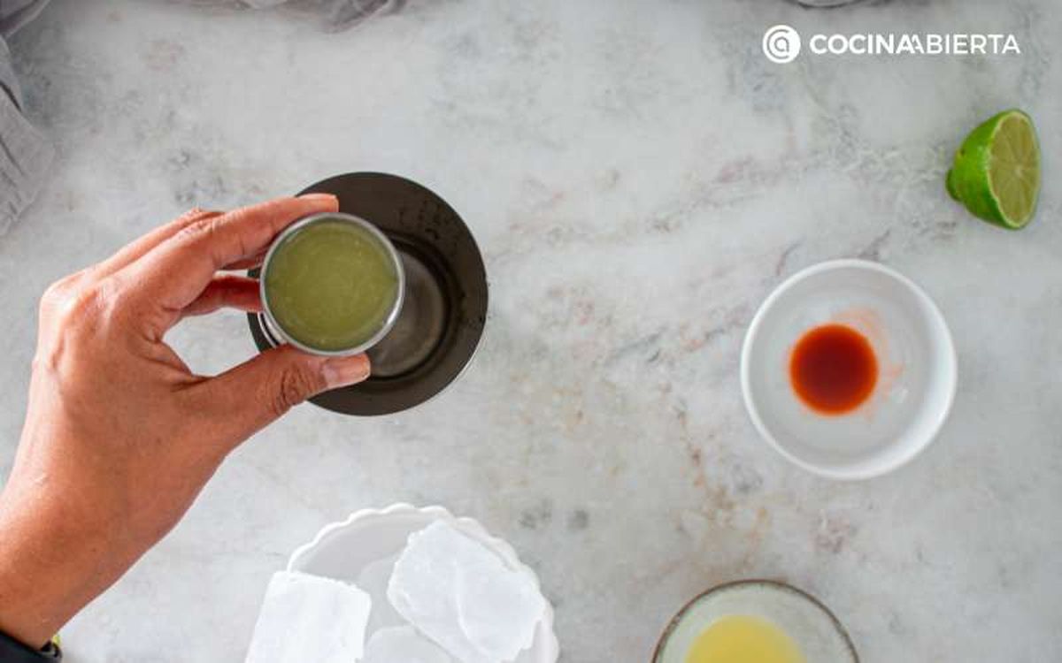 Añade los ingredientes a la coctelera