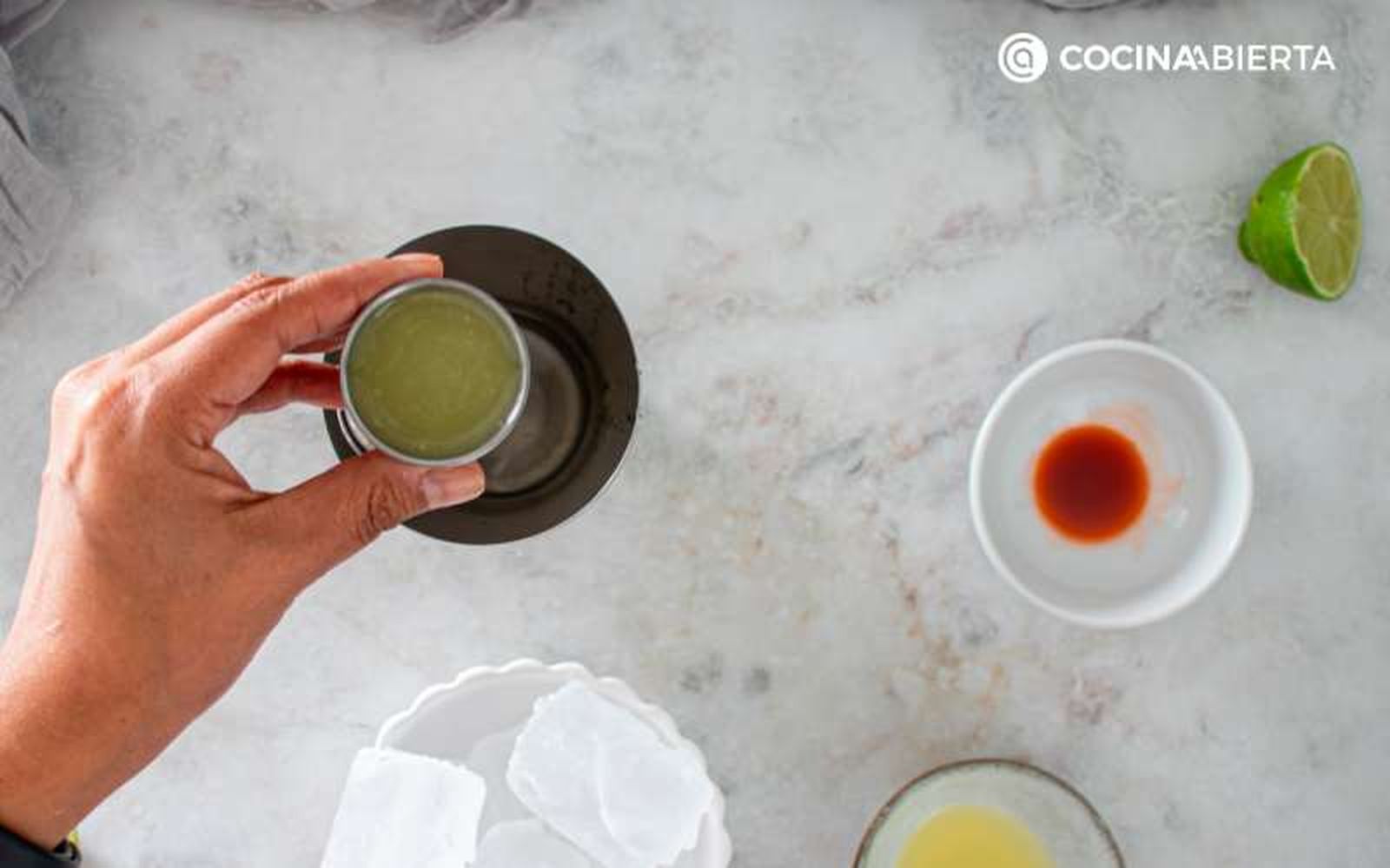 Añade los ingredientes a la coctelera Añade los ingredientes a la coctelera