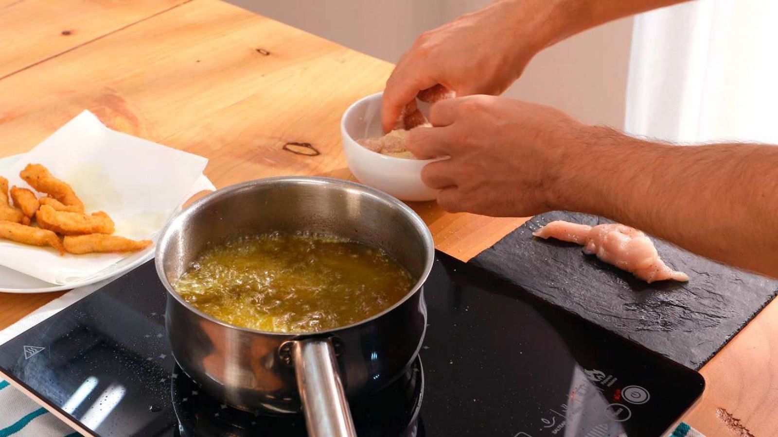 Fríe las tiras de pollo en abundante aceite Ensalada de pasta Paso 4