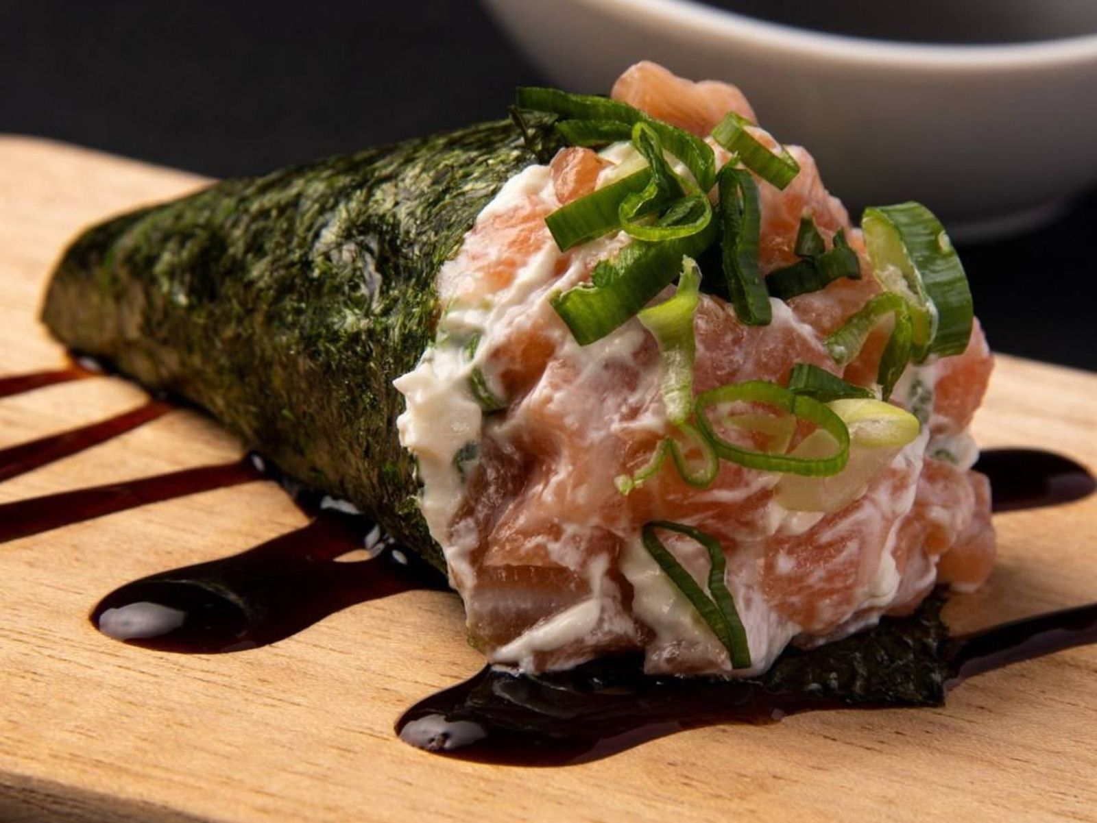 El temaki es perfecto para quienes prefieren una opción diferente y sabrosa. El temaki es perfecto para quienes prefieren una opción diferente y sabrosa.