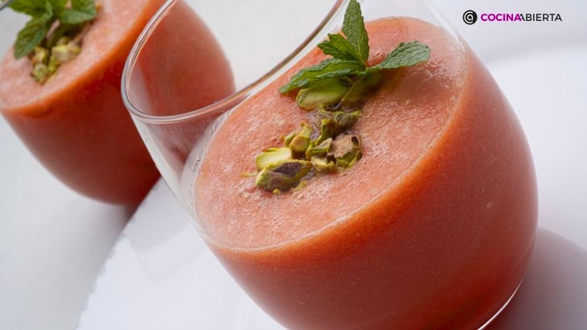 Batido casero de tomate, zanahoria y sandía, una bebida refrescante y nutritiva, un refrescante aperitivo