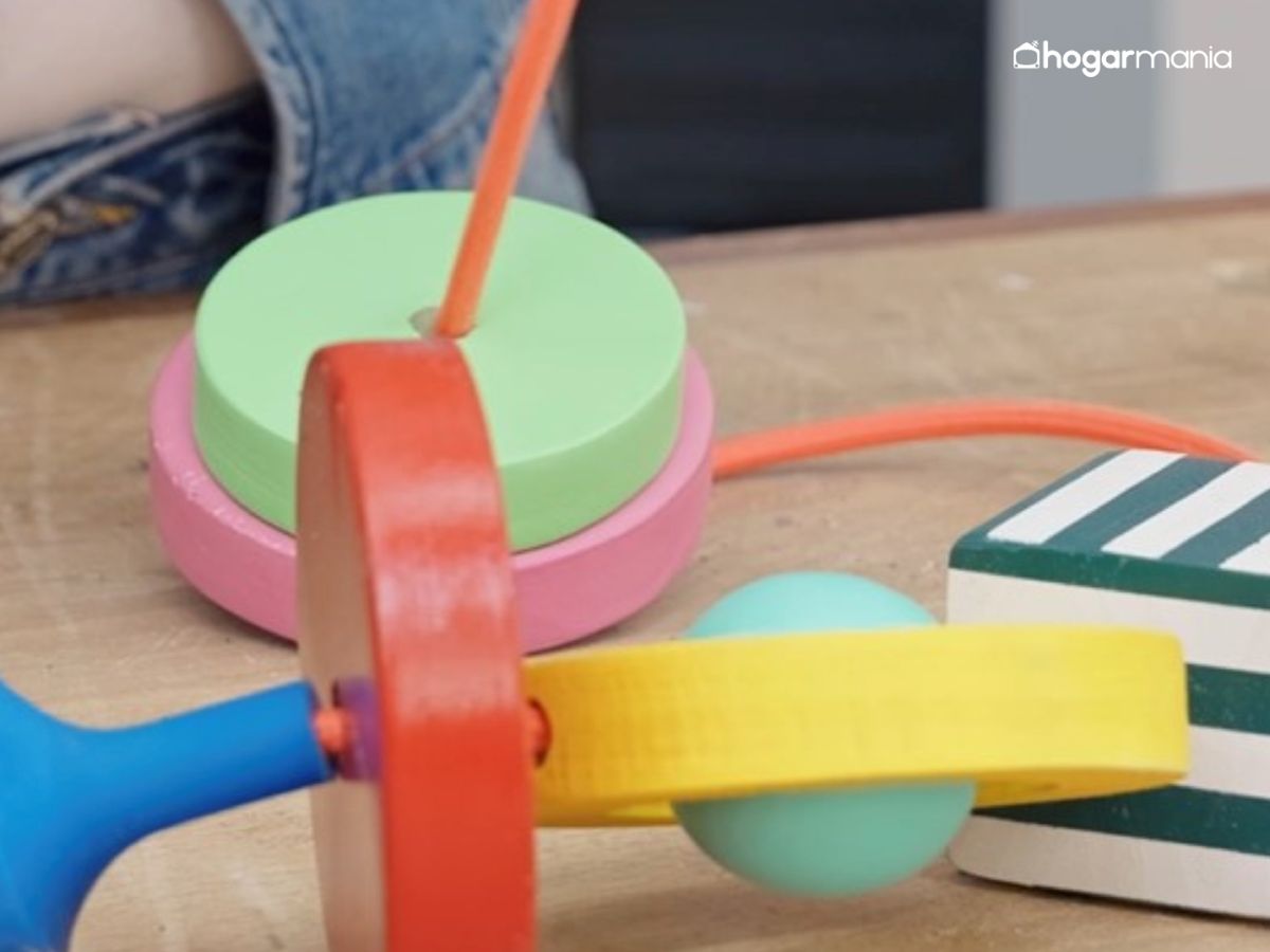 La combinación de formas y colores se ajusta hasta encontrar el equilibrio visual deseado.