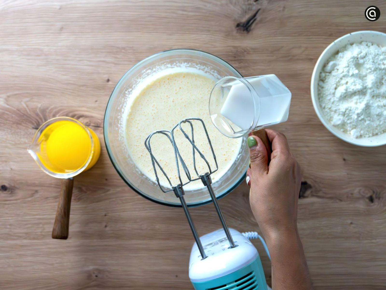 Añade la leche y mezcla bien Añade la leche y mezcla bien