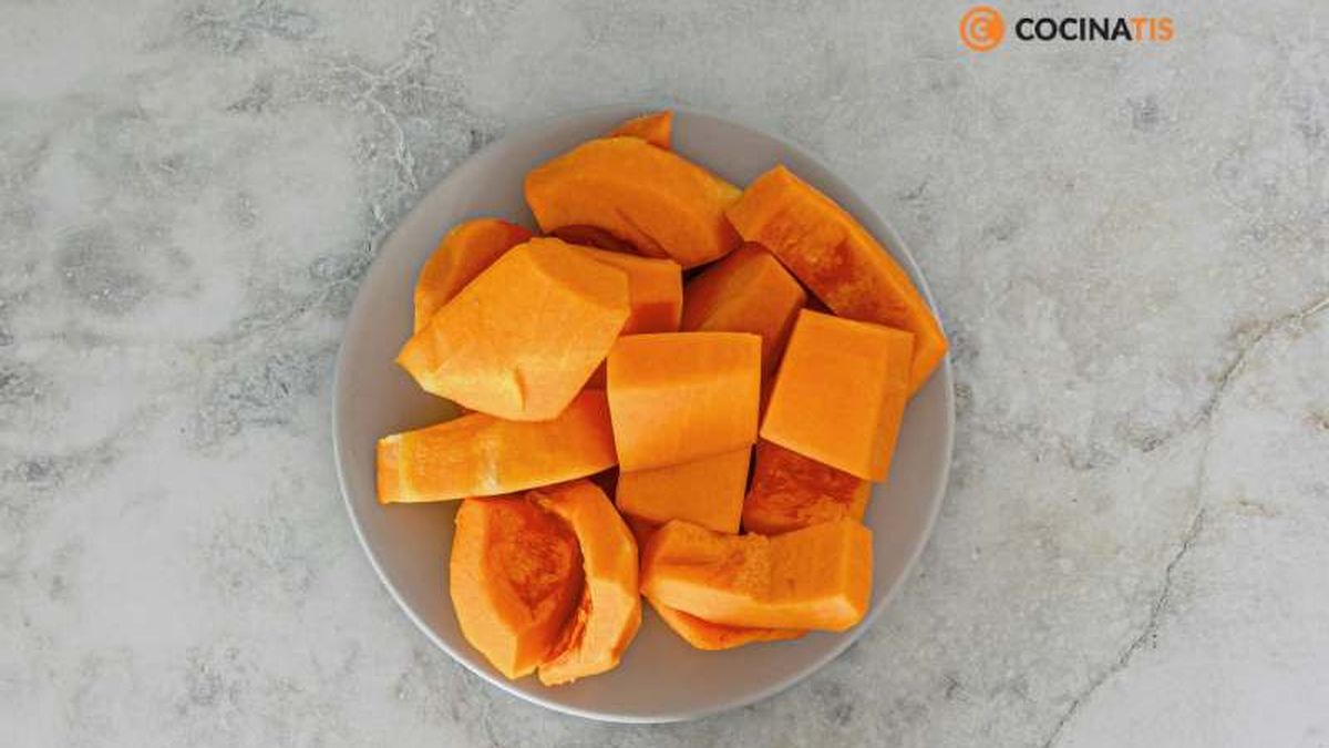 Corta la calabaza en cubos