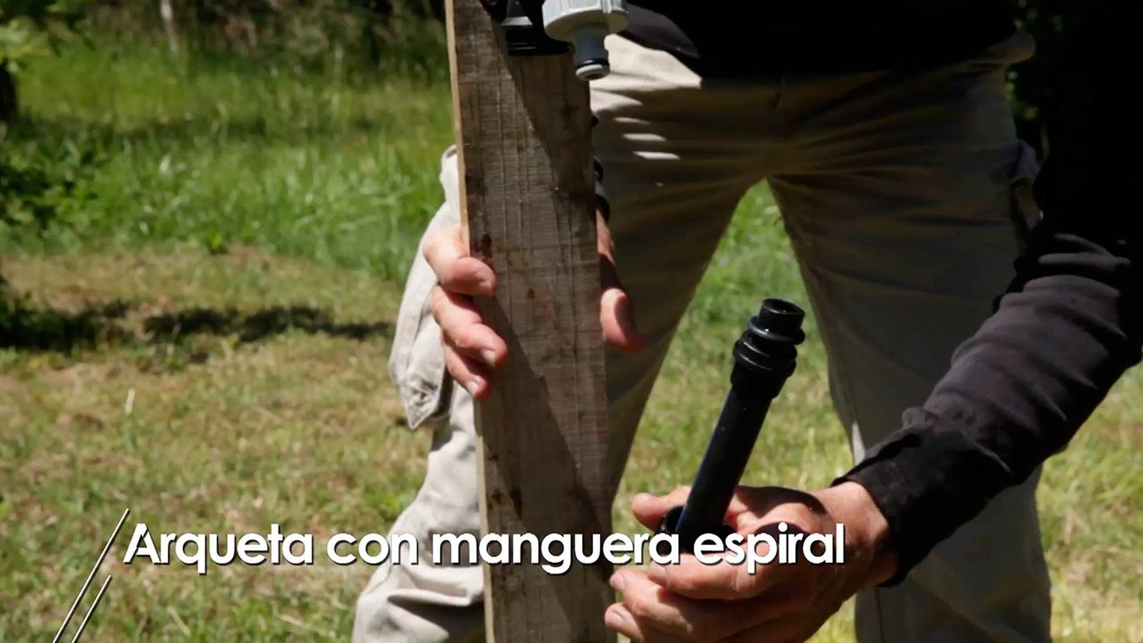 Cómo instalar una arqueta con manguera espiral en el jardín paso 2 Cómo instalar una arqueta con manguera espiral en el jardín paso 2