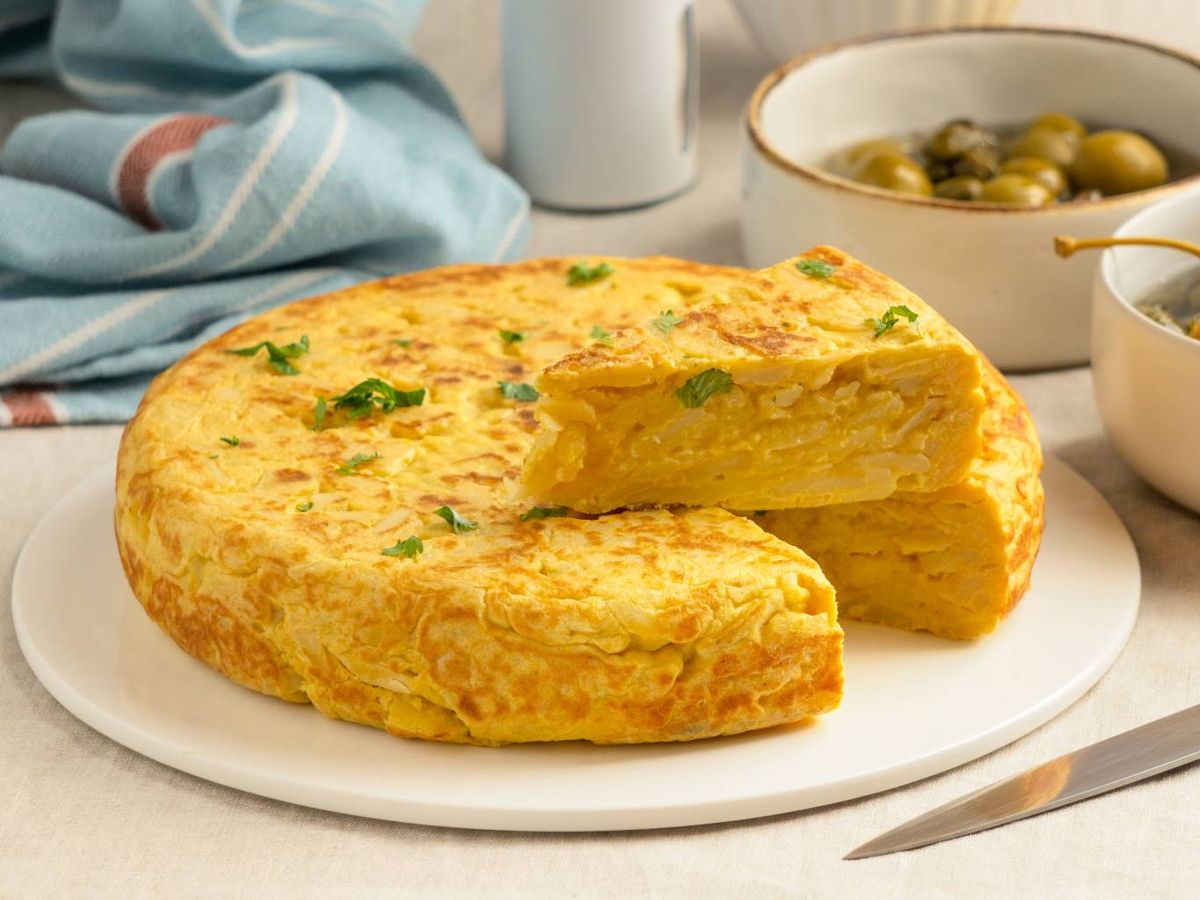 La tortilla de patatas es uno de los platos más clásicos y fiables para llevar al campo.