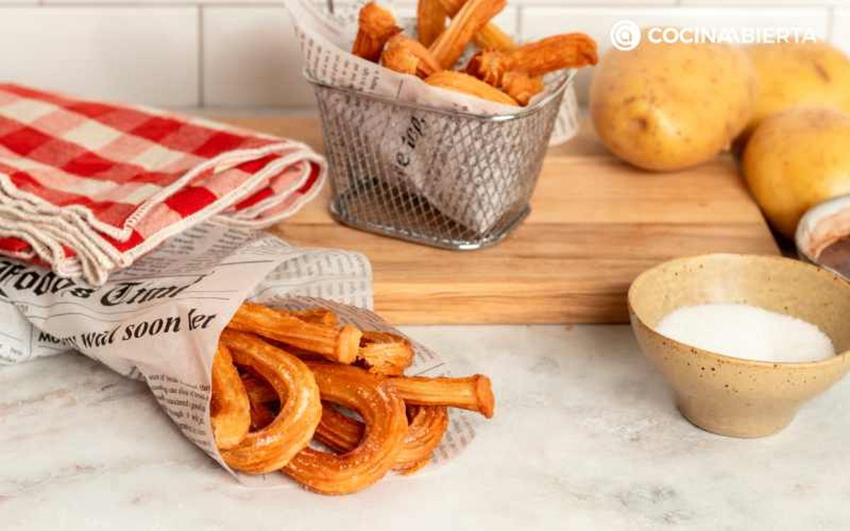 Espolvorea azúcar sobre los churros de patata