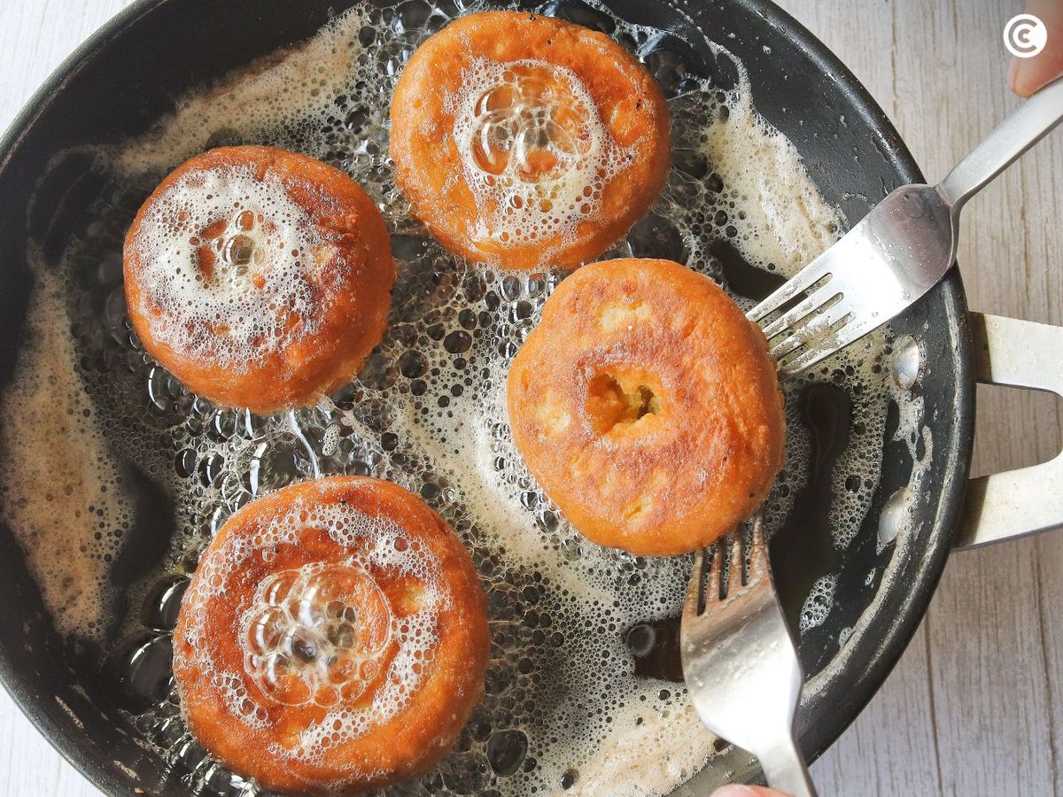 Freír las rosquillas caseras de la abuela