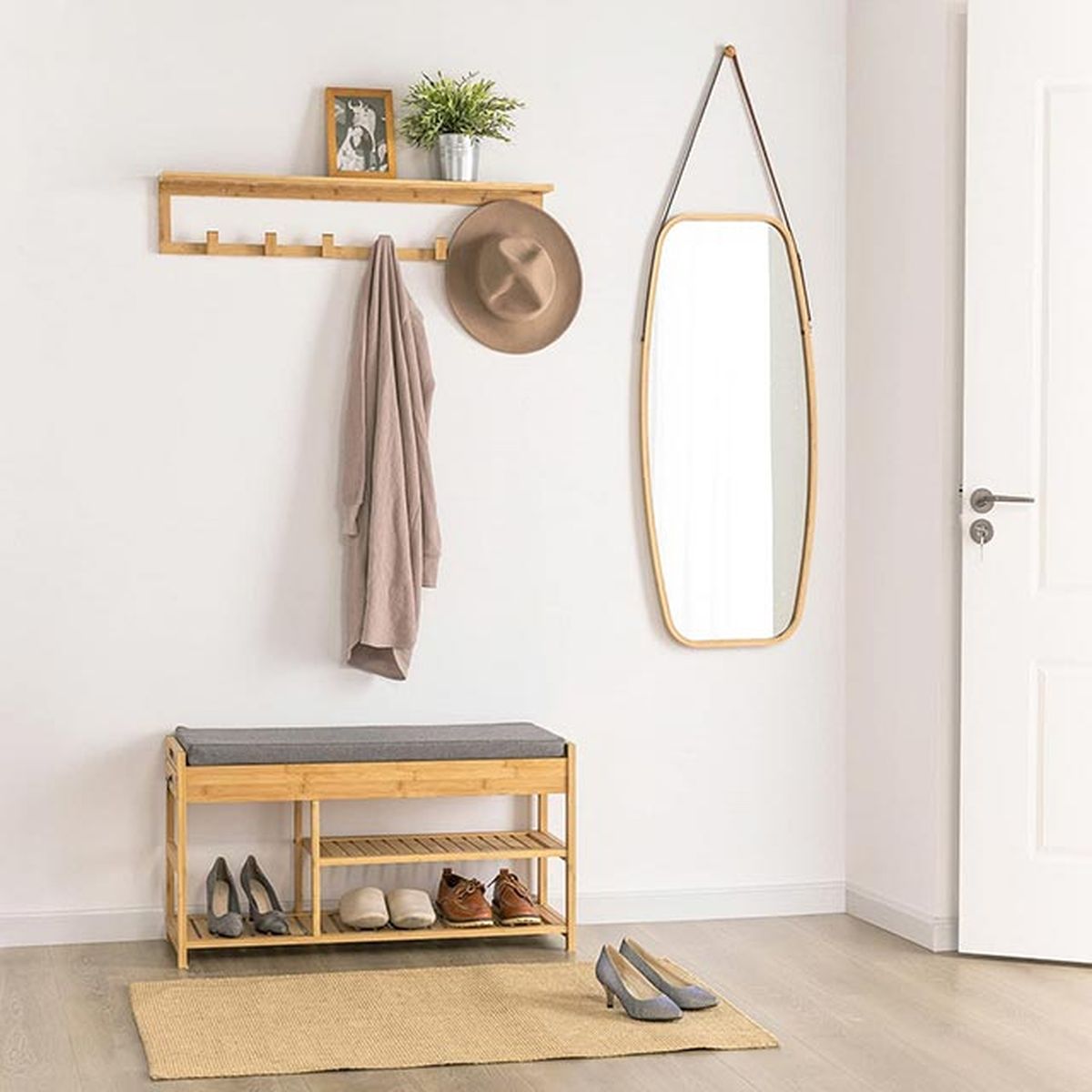 Descubre los muebles esenciales para decorar la entrada de la casa 9