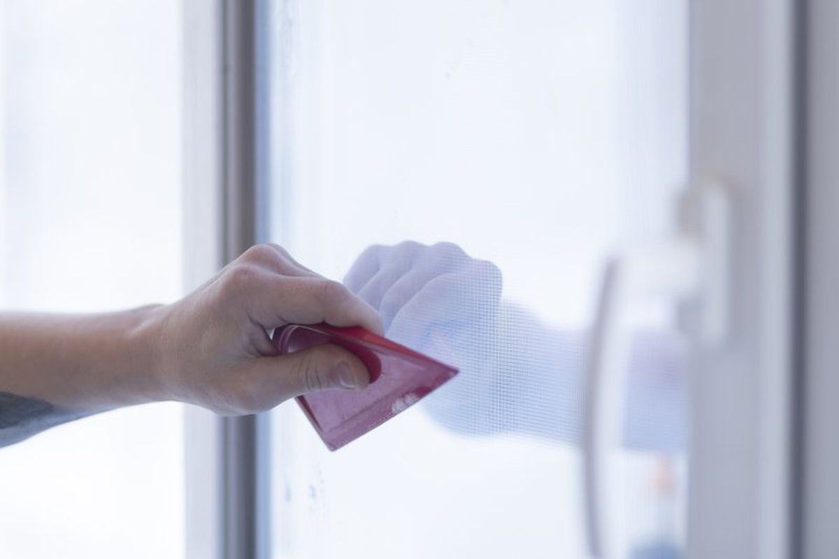 Si la mancha de pintura es grande utiliza una rasqueta para quitarla