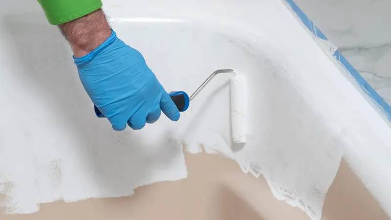 Pintar una bañera.