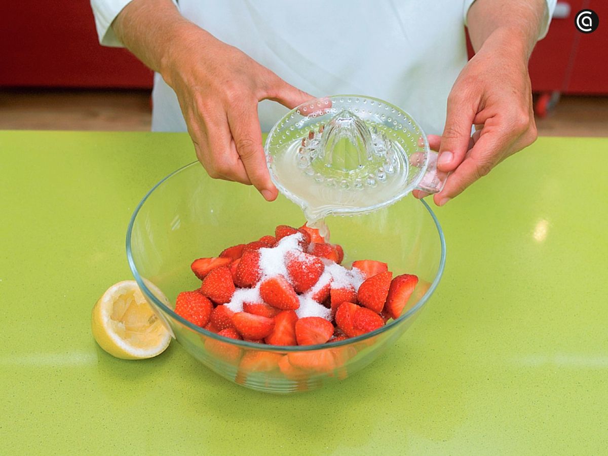 Deja macerando las fresas durante 30 minutos