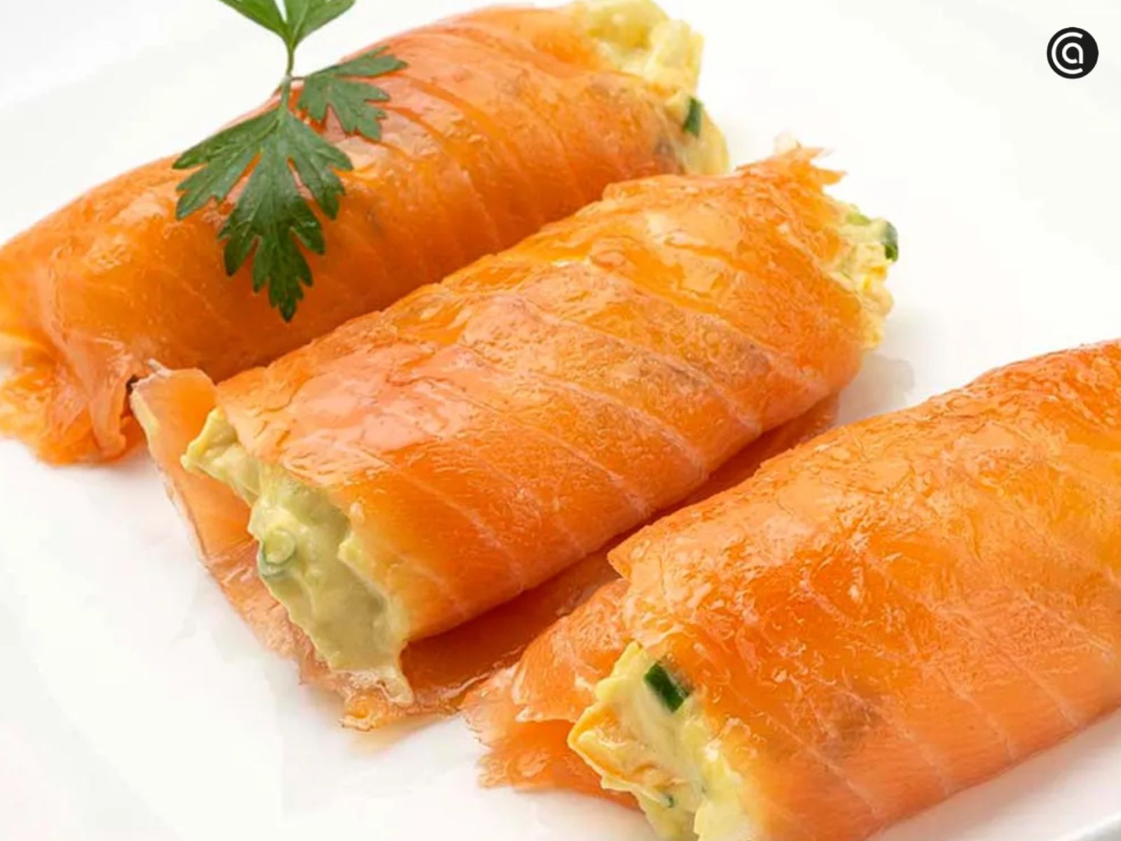 Rollitos de salmón con ensaladilla, una idea rápida y muy vistosa para abrir el picoteo.