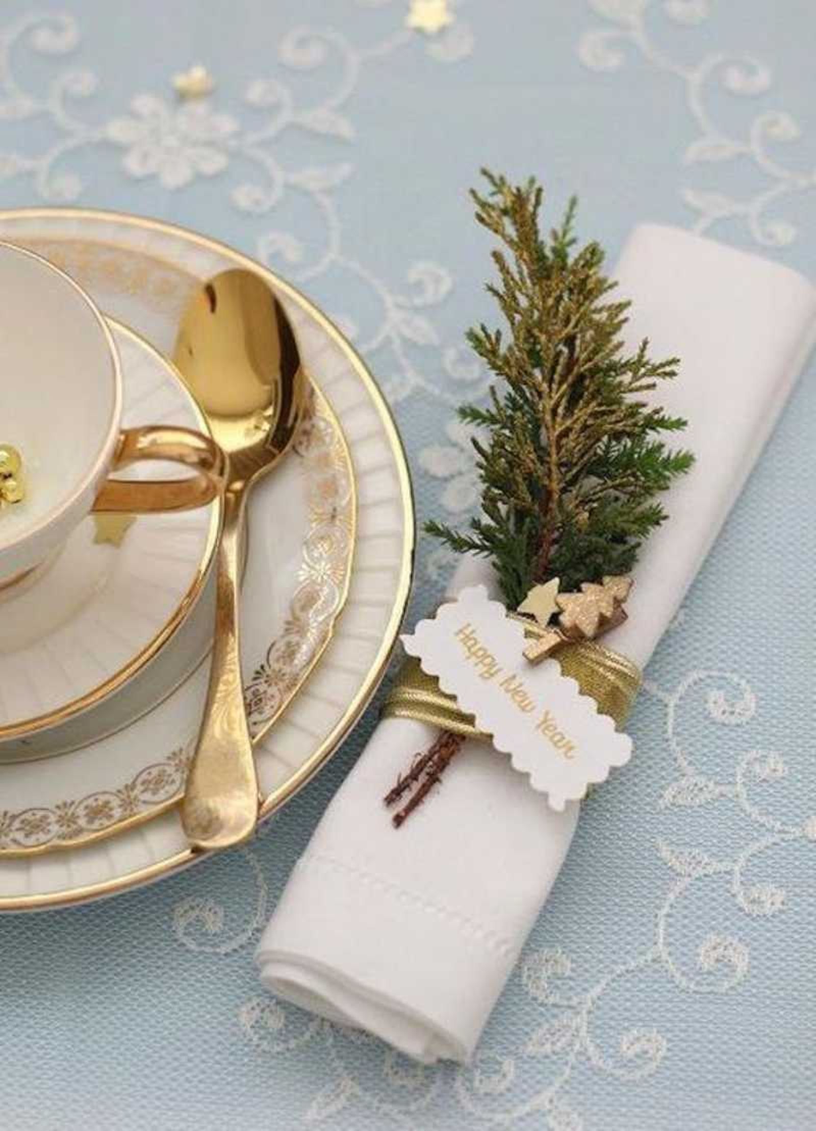 Servilletas con adornos y tarjeta para Navidad.