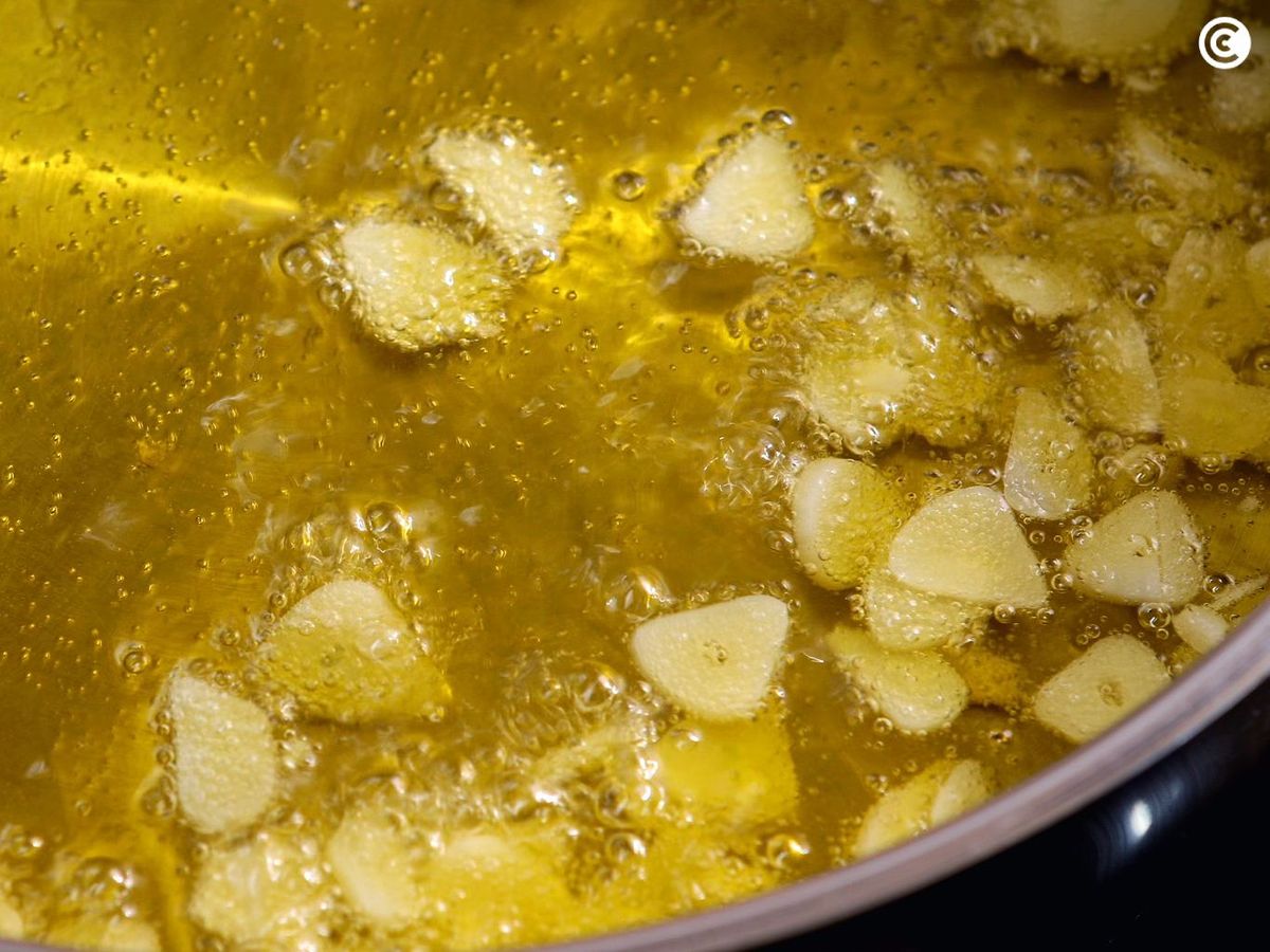 Confitar los ajos para la salsa pil pil