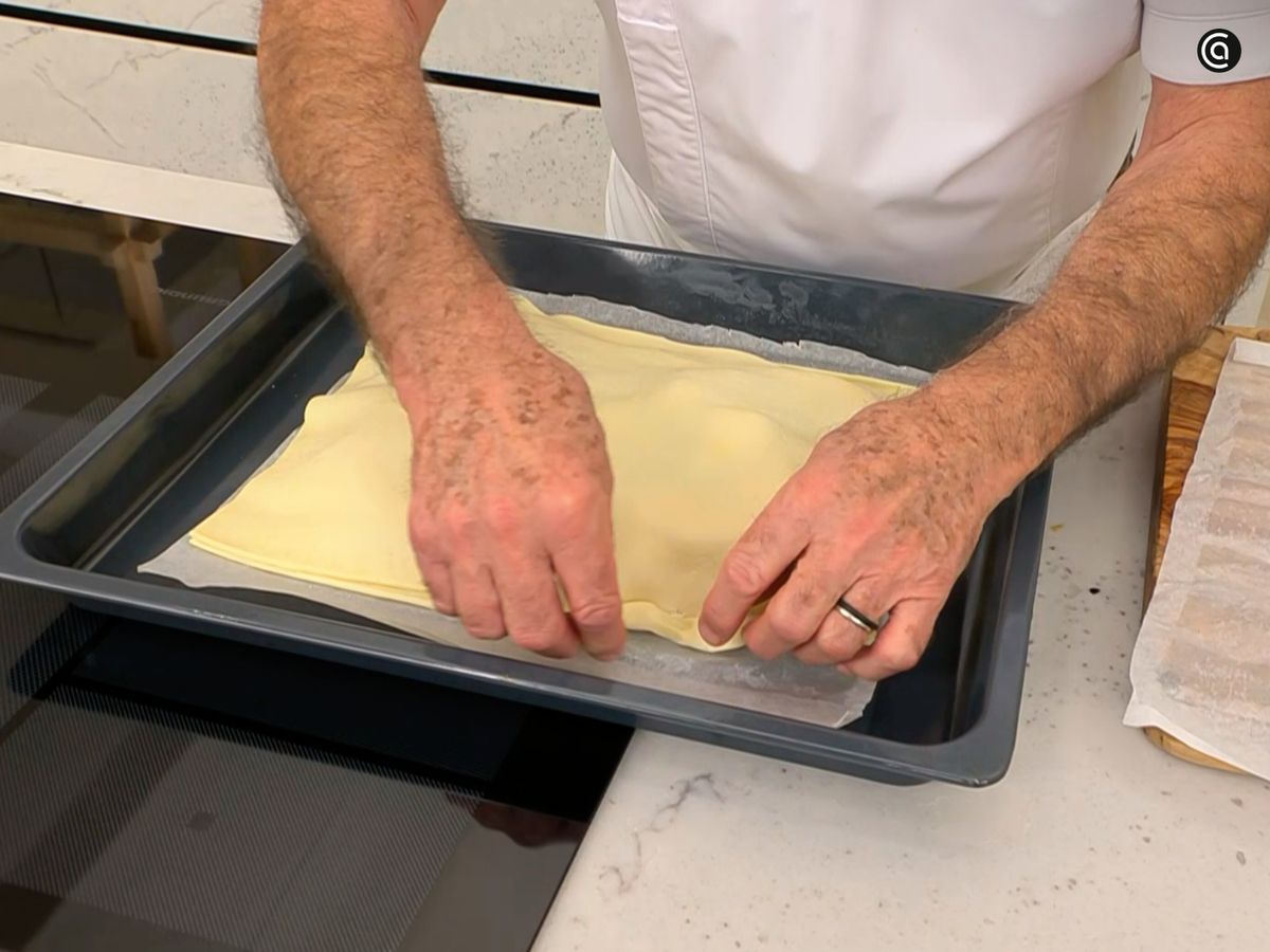 Cierra bien los bordes de la empanada