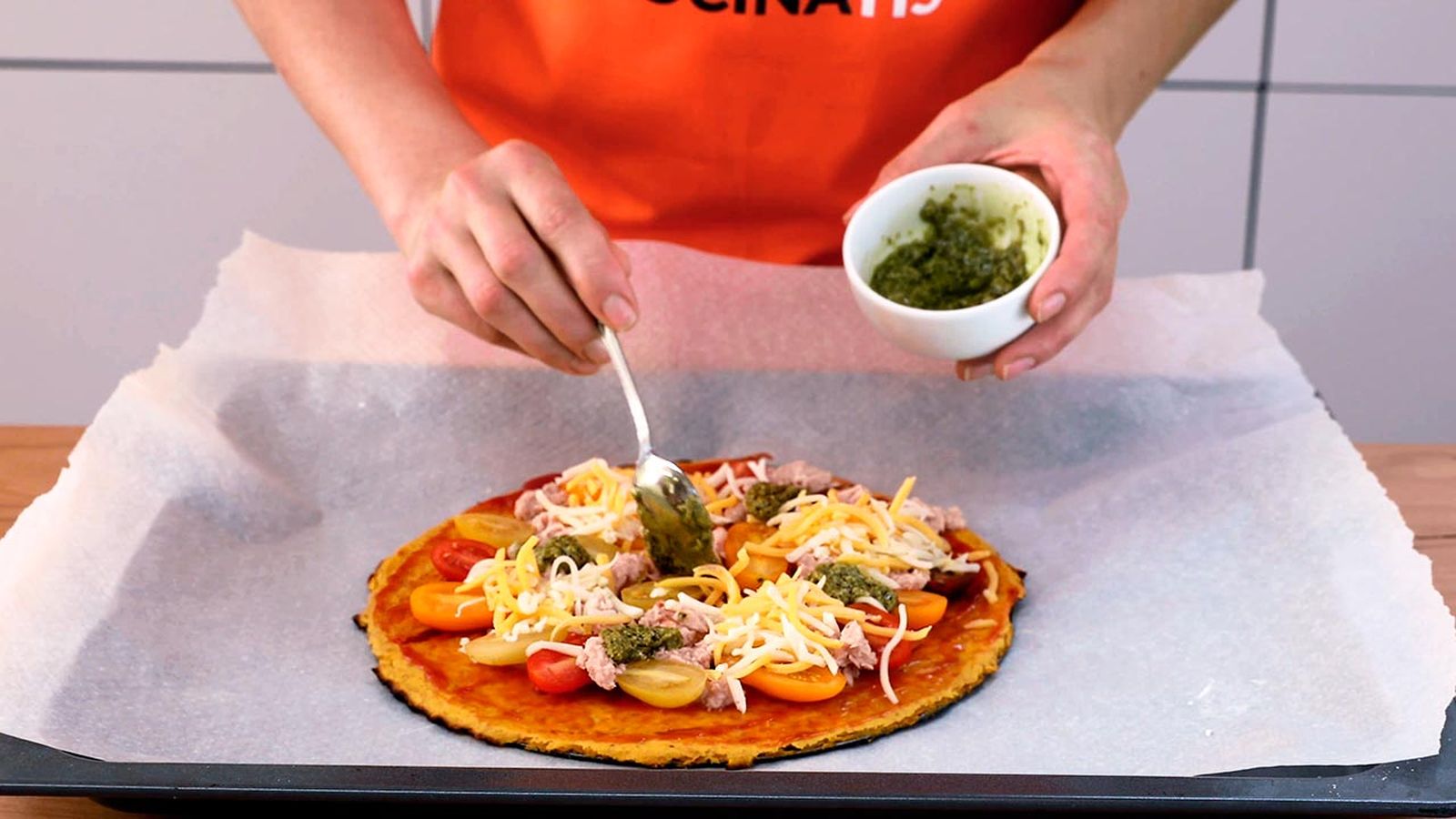 Añade todos los toppings a la masa de pizza Receta de pizza fantasma para Halloween paso 2