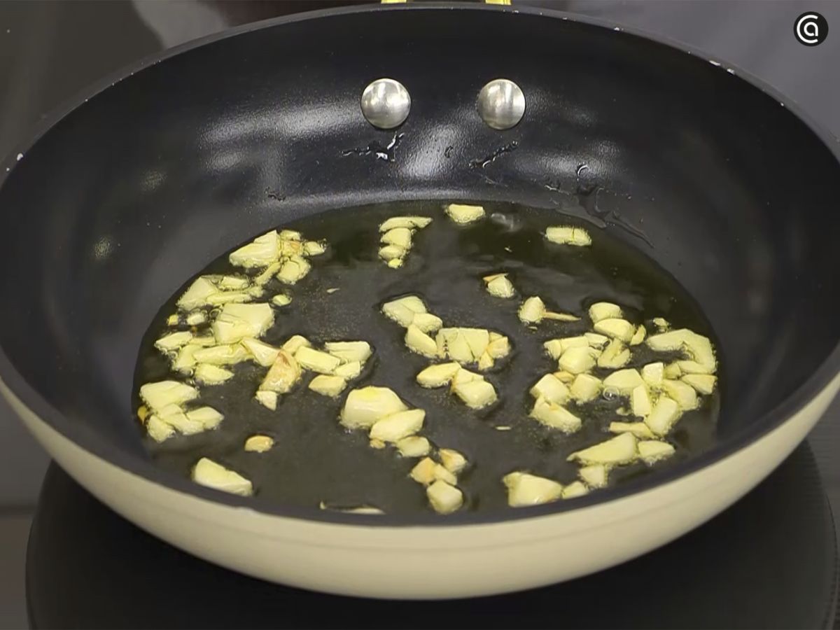 Rehoga los ajos en una sartén con aceite de oliva