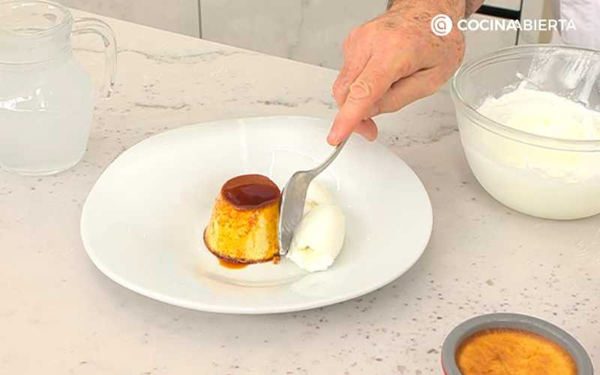 Sirve el flan de turrón con helado