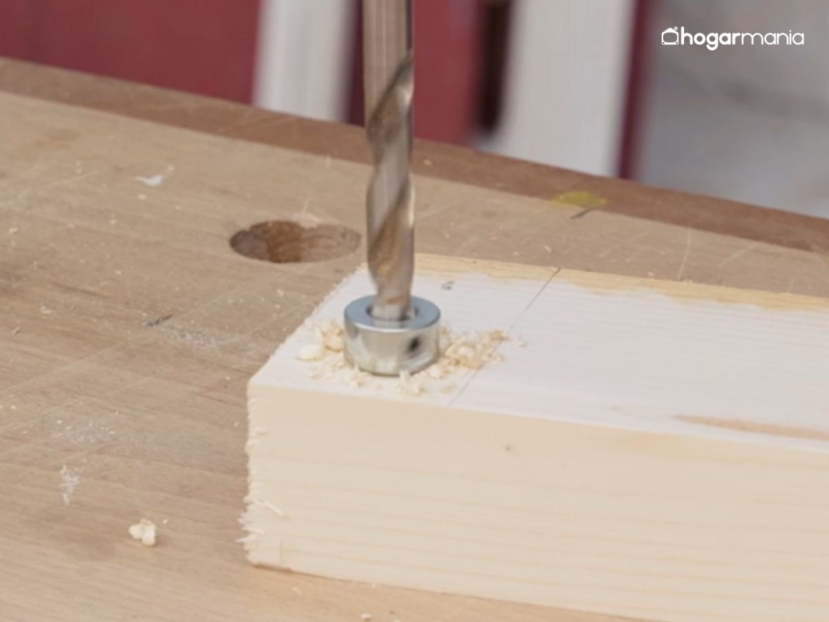 La broca abre el hueco necesario para alojar después el tubillón de madera.