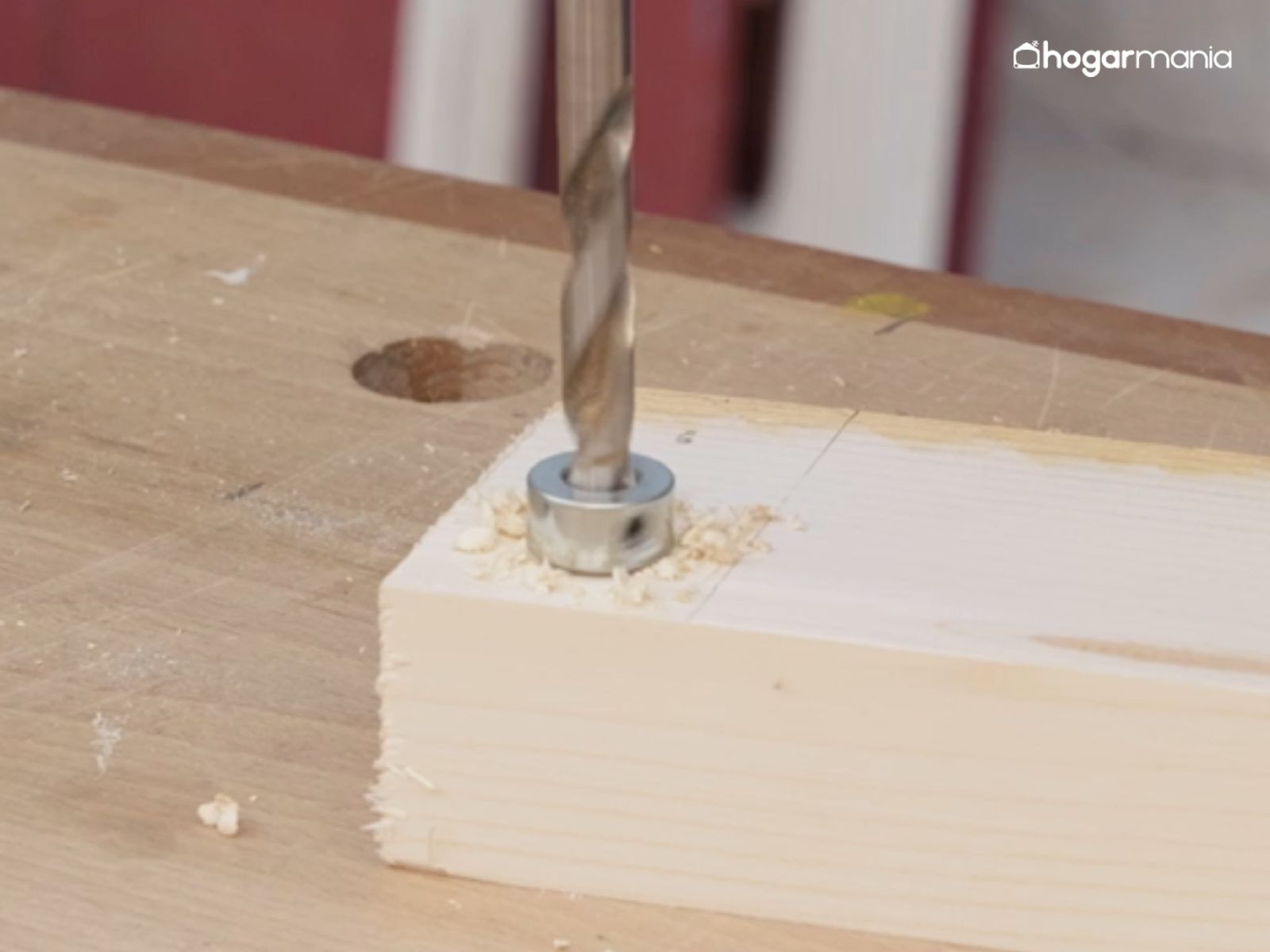 La broca abre el hueco necesario para alojar después el tubillón de madera.