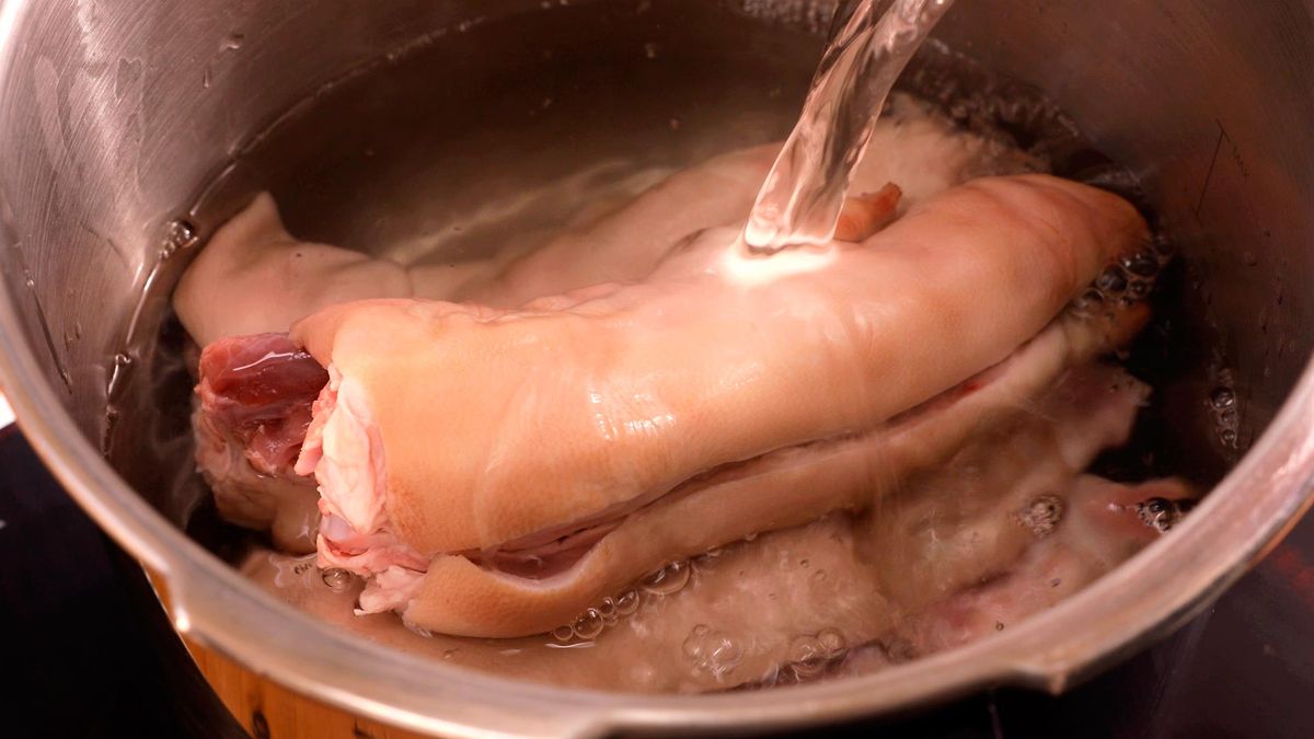 Manitas de cerdo en salsa   Paso 1