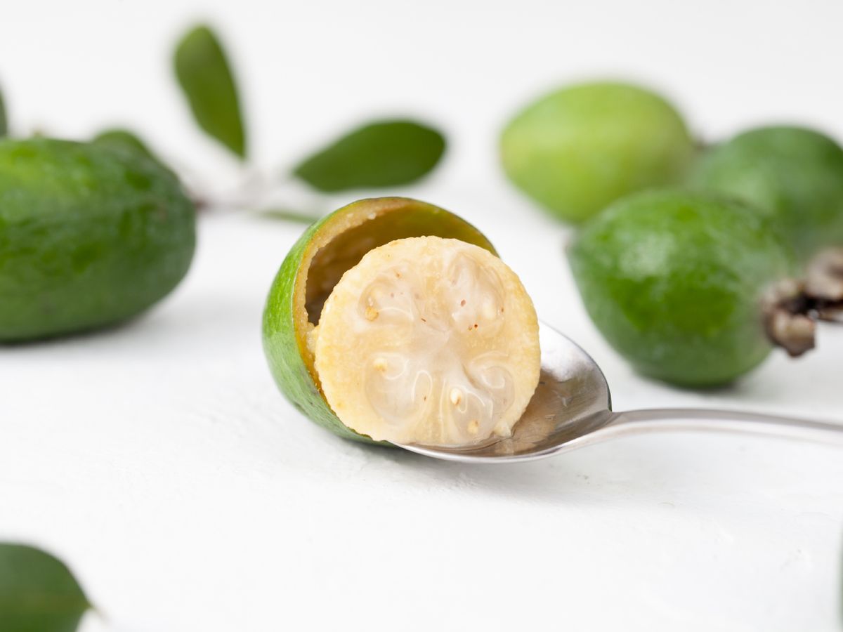 La forma más habitual de disfrutar la feijoa es cortarla por la mitad y comer su pulpa con una cucharilla, como si fuera un kiwi.