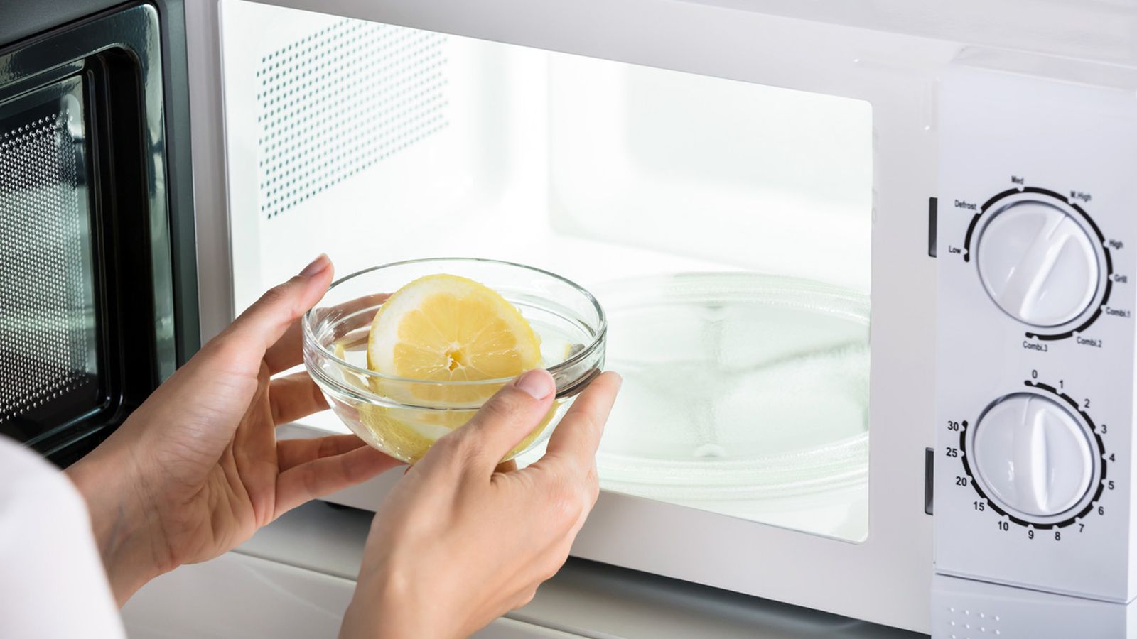 como limpiar el microondas con agua y limon