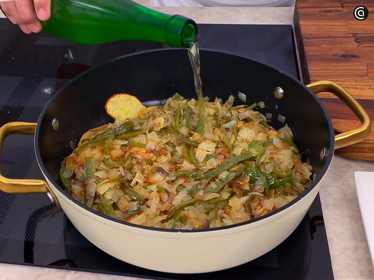 Añadir la sidra a la fritada para el bonito
