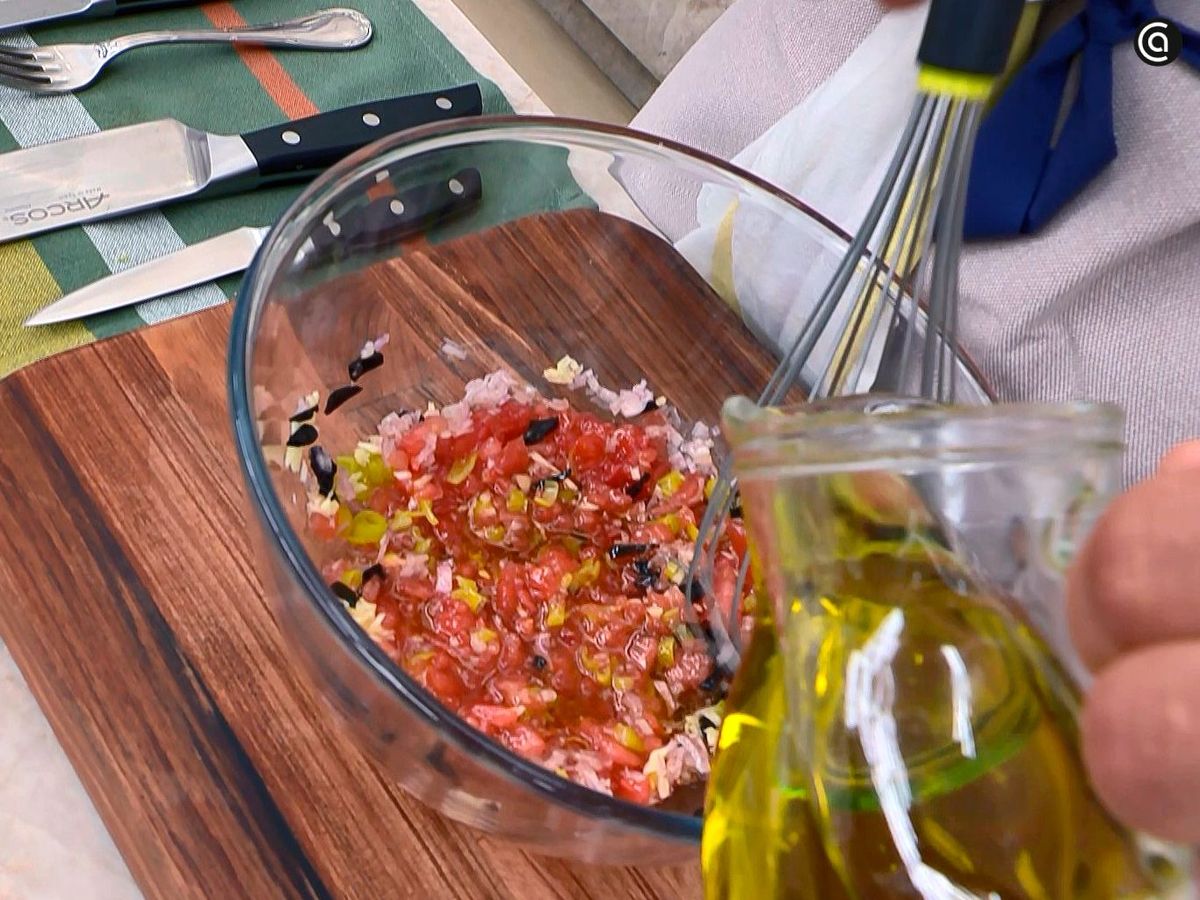 Preparar una vinagreta para el bonito con compota de cebolla