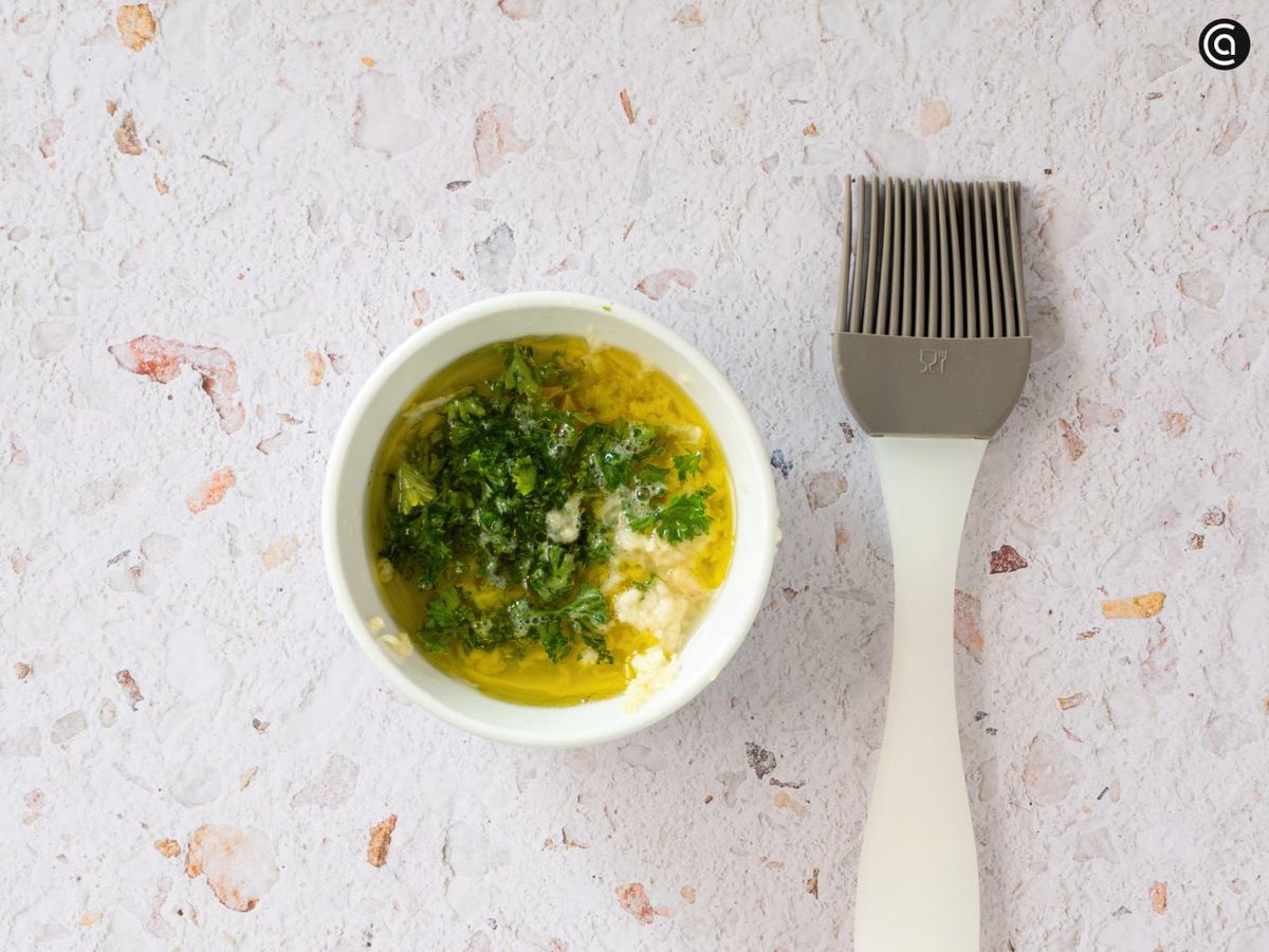 Prepara el majado para sazonar la merluza