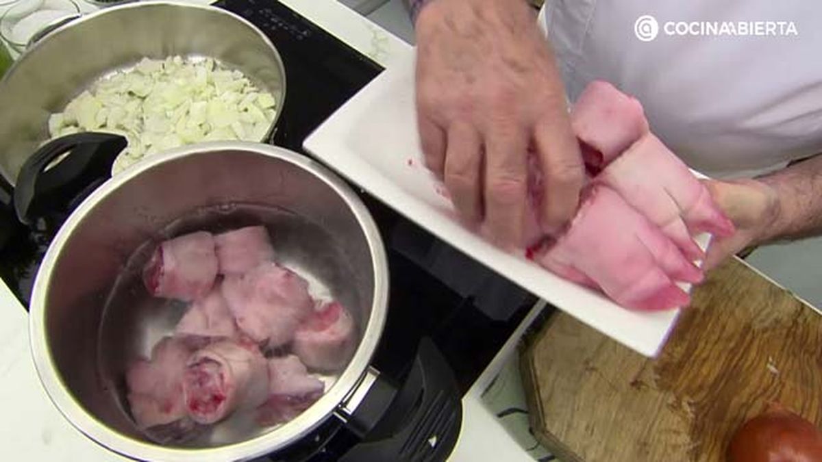 5745 1 Manitas de cerdo guisadas (1130) paso1