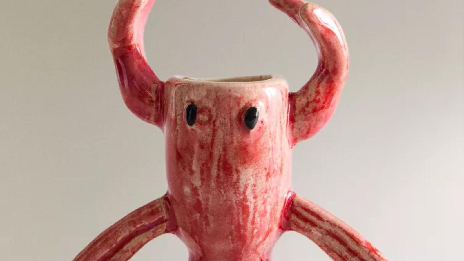 Candelabro de cerámica con forma de langosta.