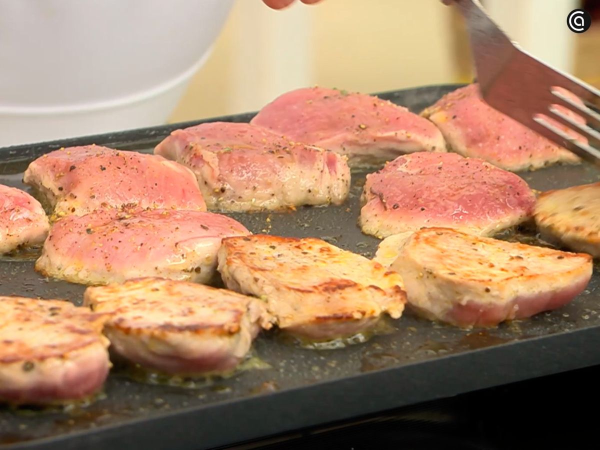 Corta el solomillo en medallones y cocínalos a la plancha