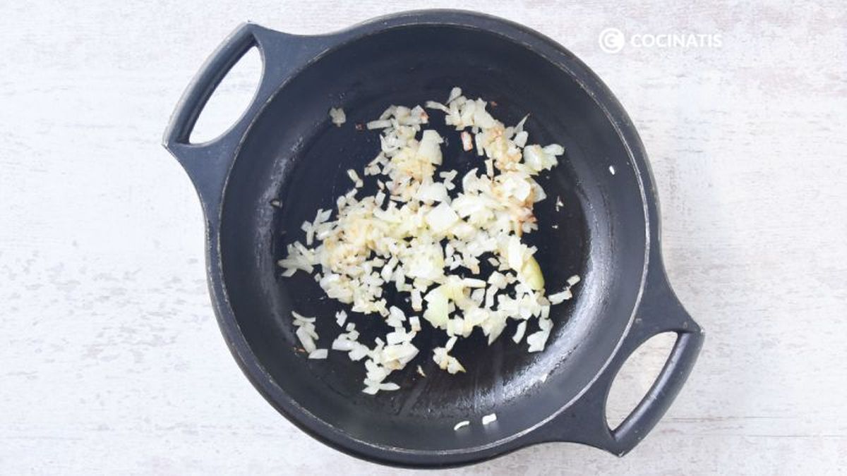 Sofreír cebolla picada