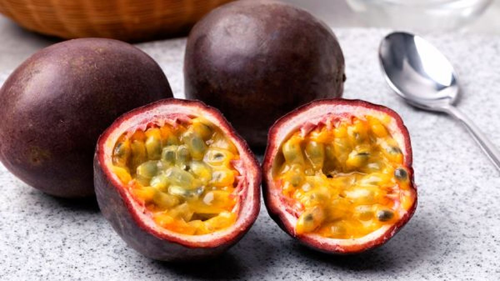 Frutas exóticas- maracuyá o fruta de la pasión Frutas exóticas- maracuyá o fruta de la pasión
