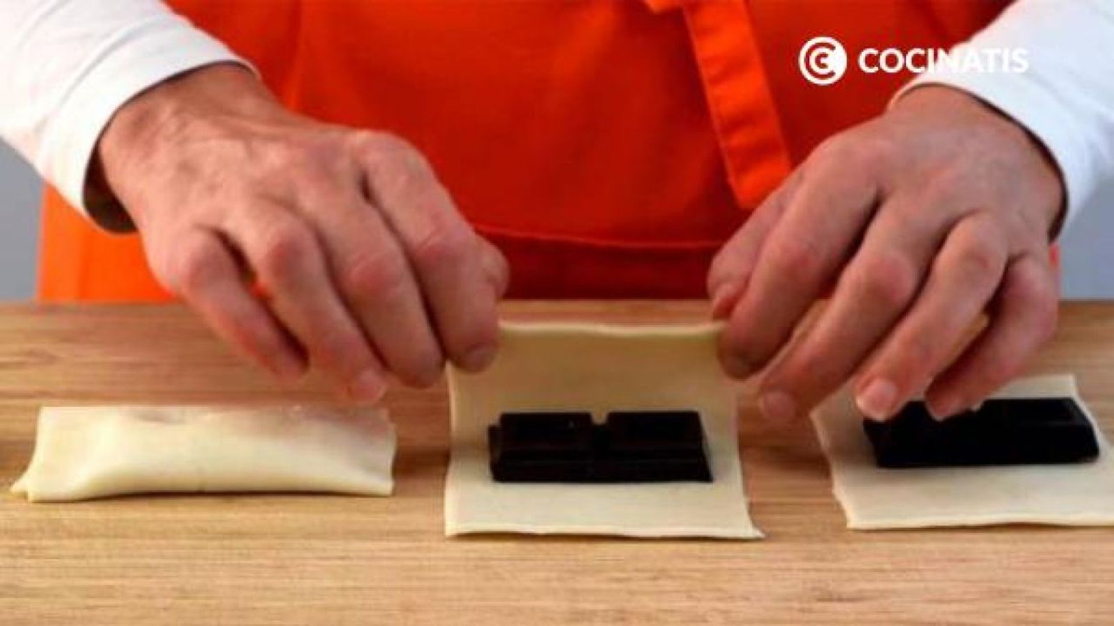 Añade el chocolate y cierra los rectángulos Receta de napolitanas de chocolate paso 3