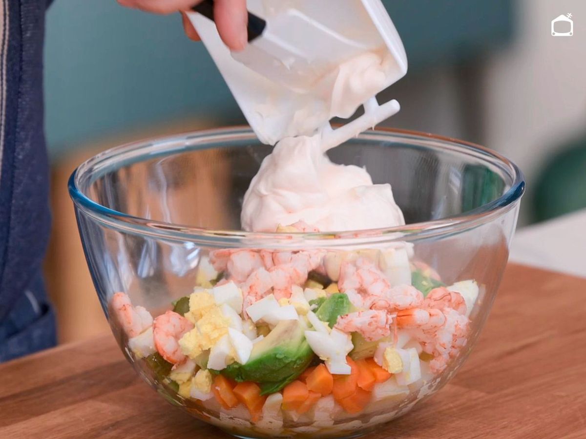 Mezclar todos los ingredientes de la ensaladilla de gambas
