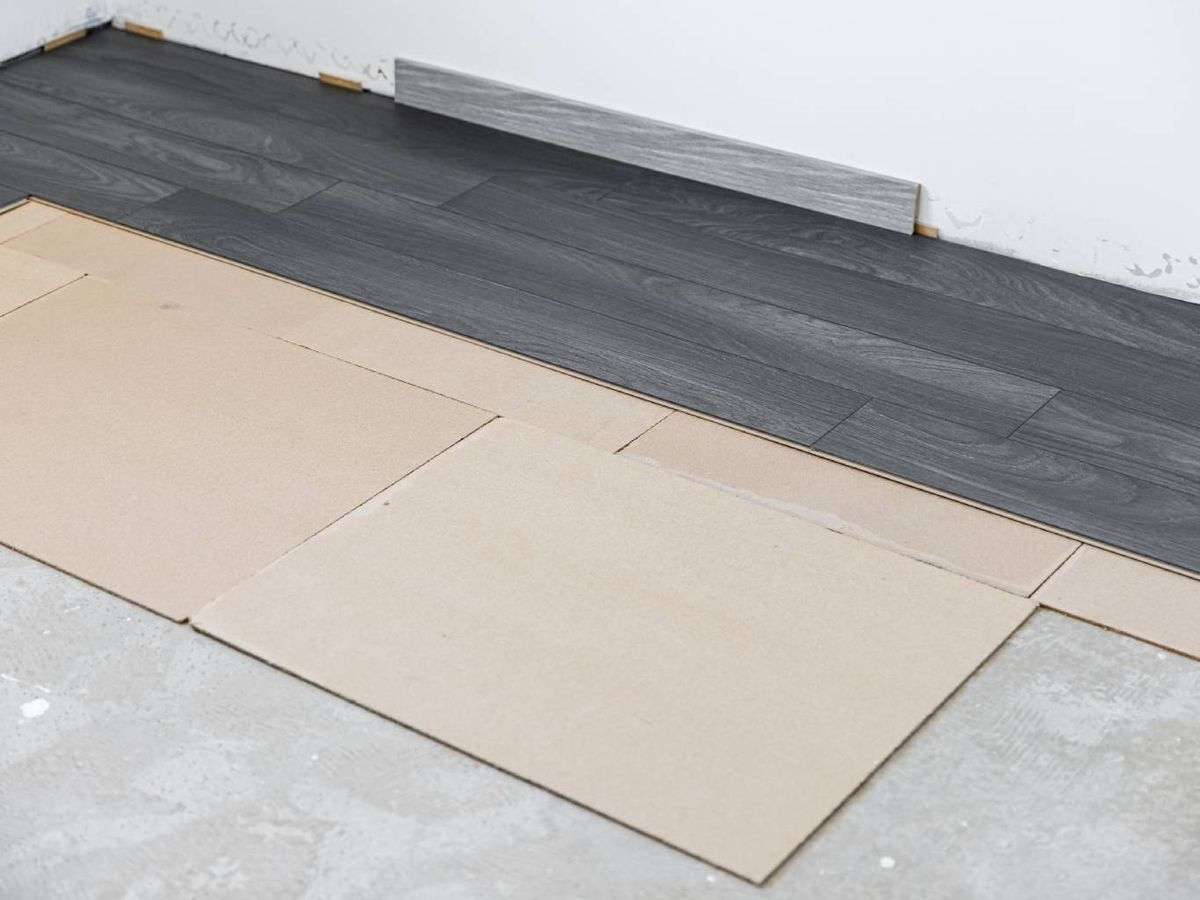 Puedes instalar un suelo vinílico resistente directamente sobre el antiguo sin necesidad de obra.