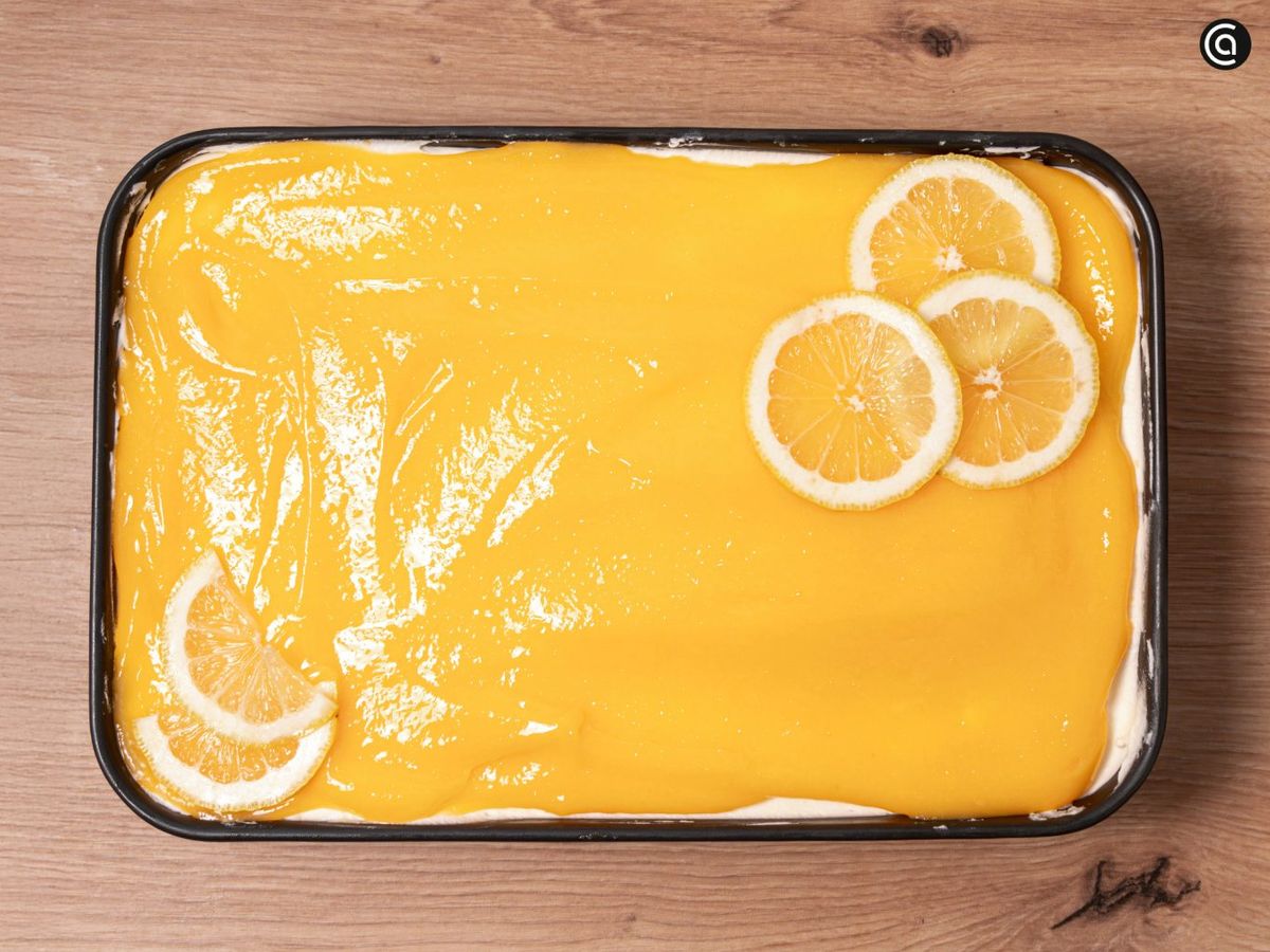 Cubre el tiramisú con lemon curd y rodajas de limón