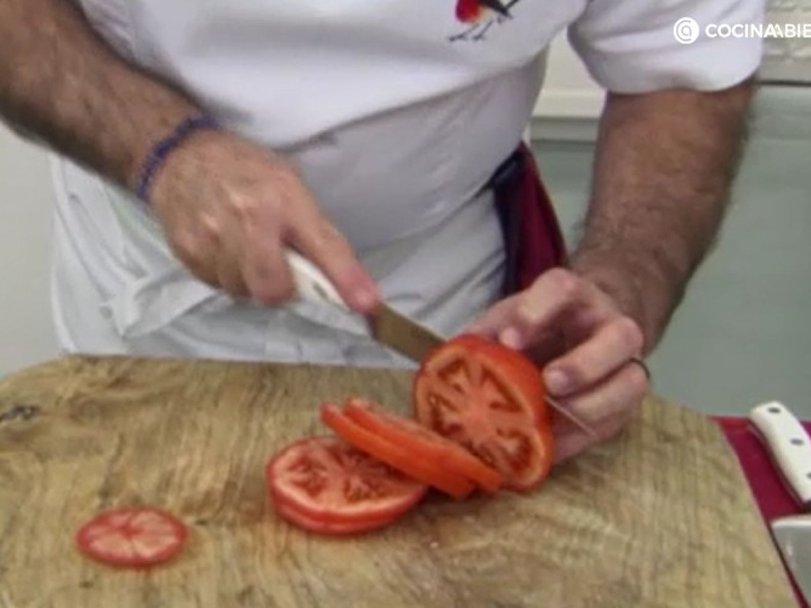 Karlos Arguiñano corta en rodajas los tomates