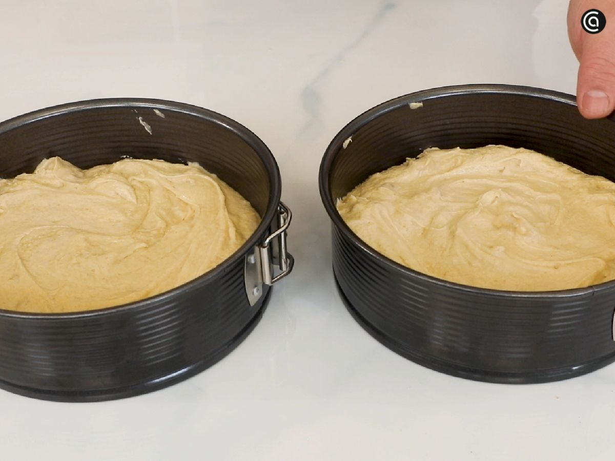 Reparte la mezcla en dos moldes