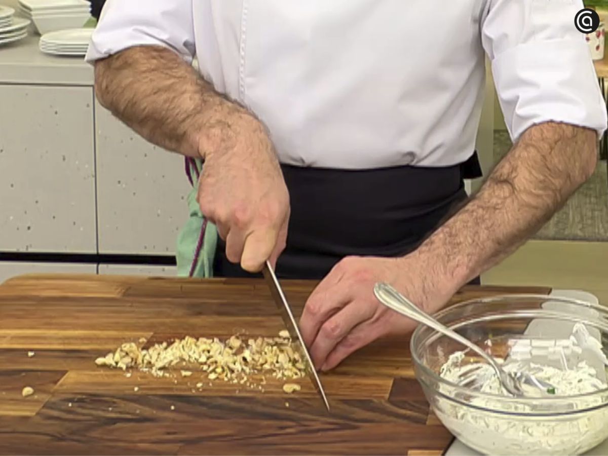 Pica los frutos secos y añádelos al labneh
