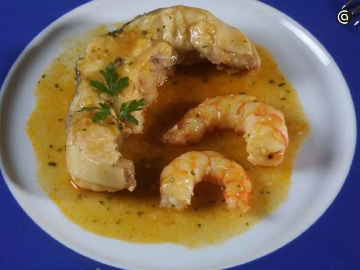 Congrio en salsa de cerveza, receta de pescado al estilo casero.