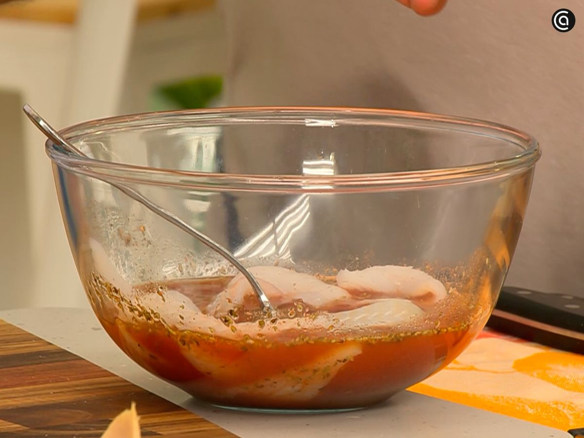 Mezcla el adobo e incorpora el pescado para marinar