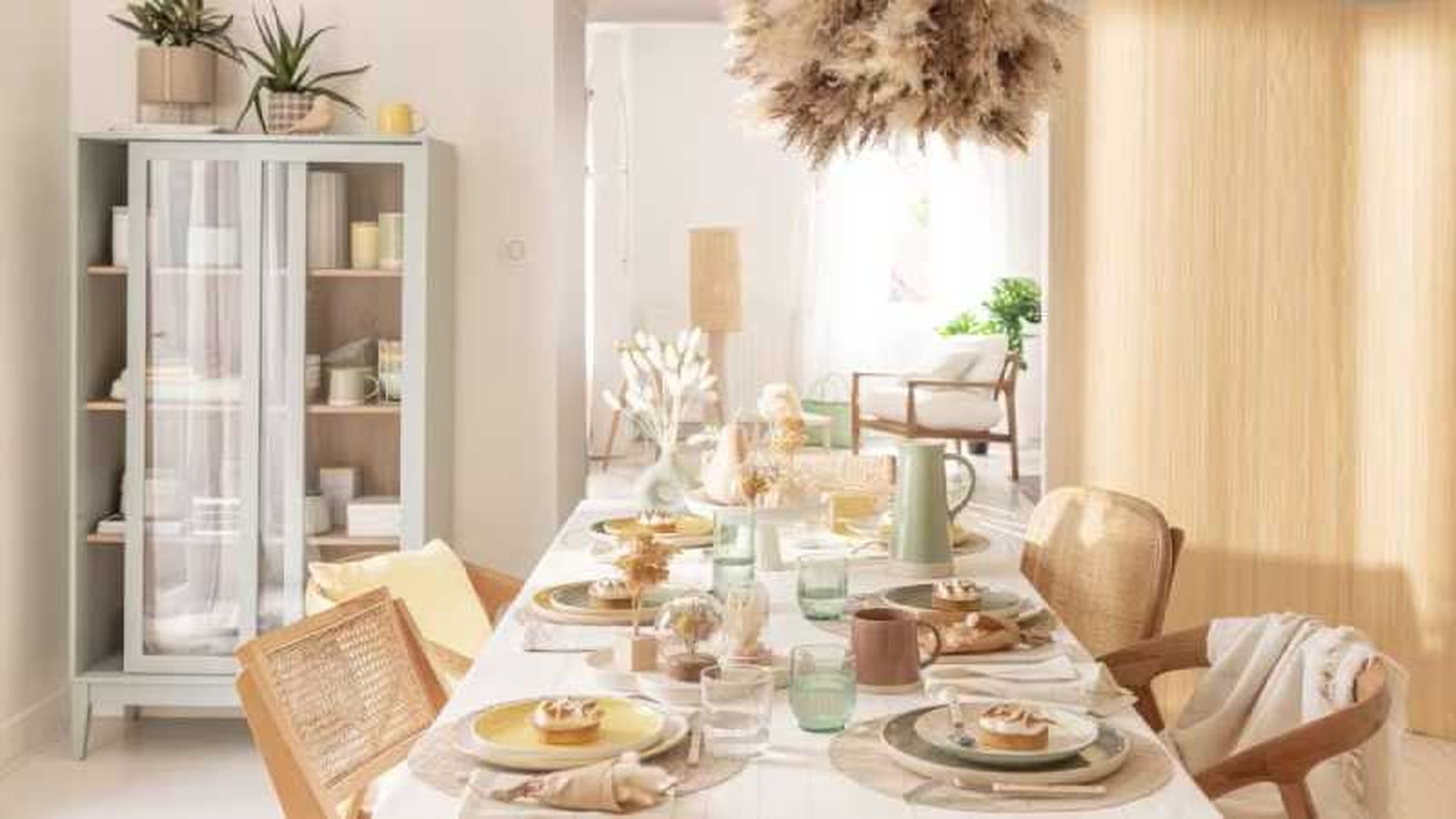 Comedor elegante de estilo provenzal en colores claros. Comedor elegante de estilo provenzal en colores claros.
