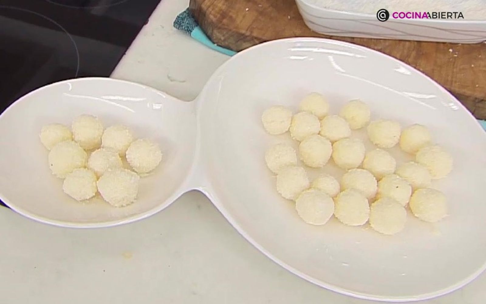 Sirve las bolitas de coco en una fuente y sorprende a tus invitados Sirve las bolitas de coco en una fuente y sorprende a tus invitados